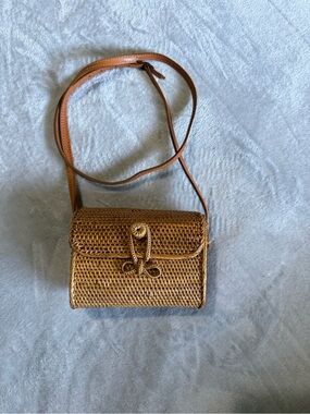 Woven Crossbody Bag in Tan — Classic Straw Style